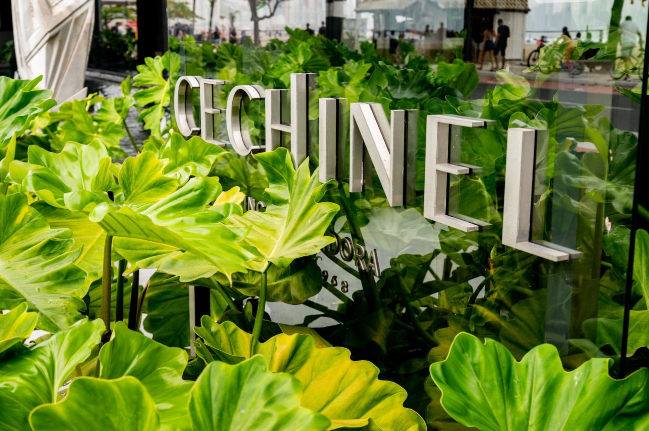 Para agregar ainda mais tecnologia e sofisticação aos espaços, a sede da empresa dispõe de equipamentos de áudio e vídeo de alto padrão, incluindo um vídeo wall de alta definição na recepção, além de diversas zonas de áudio que funcionam de forma independente.<br><br>As salas de reuniões possuem sistemas específicos de áudio, vídeo e automação para a realização de vídeochamadas e também, reuniões presenciais.<br>