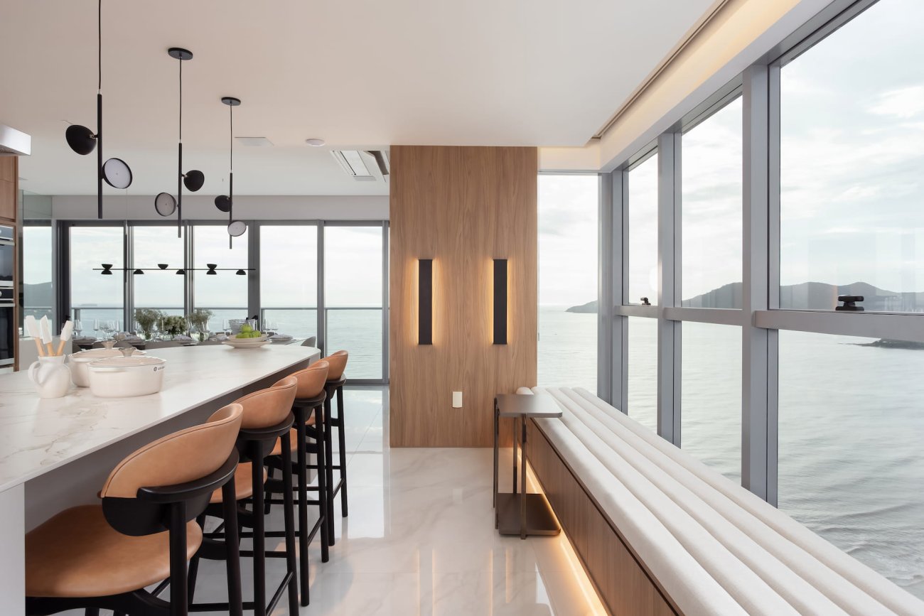 Para atender a este pedido, a equipe B. ONE selecionou a excelência das caixas de som da Focal, produzidas na França, com qualidade e design europeus, instaladas no home theater, área gourmet, living e suíte máster.