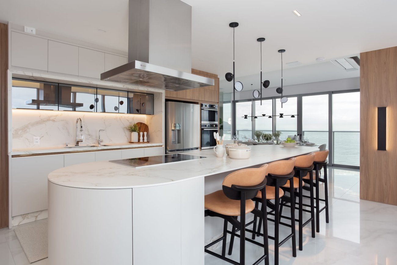 A B. ONE foi a empresa escolhida pela Blanc para integrar as soluções de áudio & vídeo e automação ao projeto. "A escolha da B. ONE nos trouxe um ótimo desempenho na parte processual e de execução de projeto, contando com uma equipe completa e profissional, treinada e dedicada para os clientes e arquitetos.", afirma a arquiteta Fernanda Lessa Sandri.